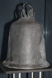 Die ältesten gegossenen Glocken sind sogenannte "Bienenkorbglocken" wie diese aus Haithabu. Foto: Joachim Feik.